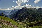 Il sentiero che da Ciamporino porta all'Alpe Veglia con in basso la valle Cairasca. 